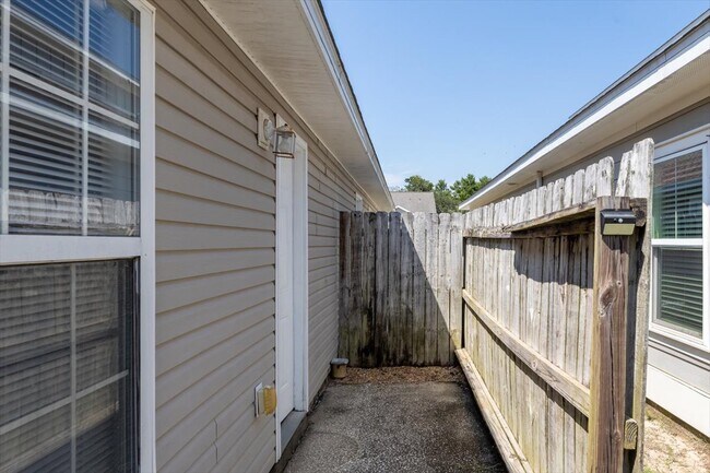 Building Photo - 7464 Autumn Trace Blvd