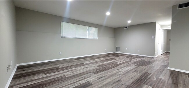 Building Photo - Beautiful 2 bedroom 1 bath apartment