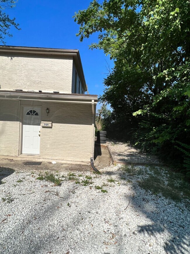 Building Photo - 709 S 4th St
