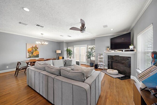 Building Photo - 909 W 21st St