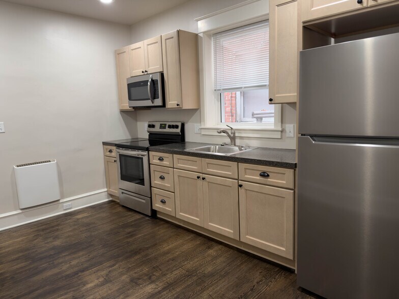 Building Photo - 216 W Main St