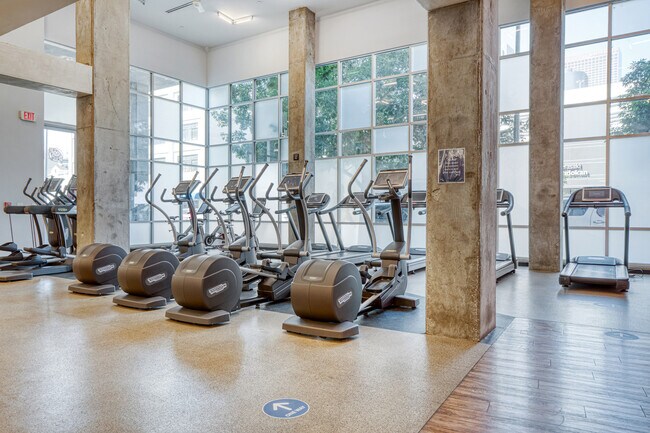 Building Photo - 200 S Los Angeles St