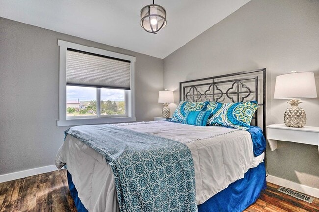 Building Photo - Upper Crescent Bar Rental