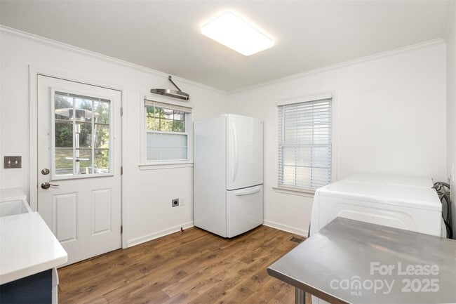 Building Photo - 542 Iverson Way