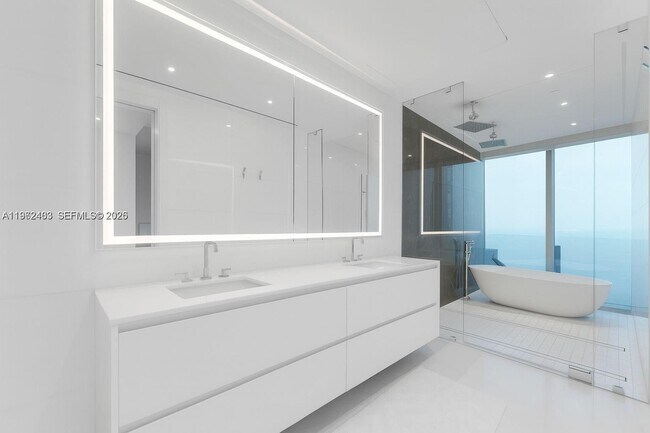 Building Photo - 300 Biscayne Blvd Way