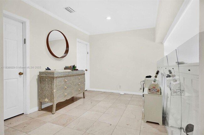 Building Photo - 5555 La Gorce Dr