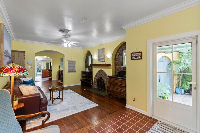 Building Photo - 614 SE 5th Ct