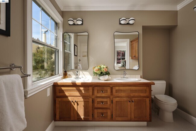 Building Photo - 3033 Divisadero St