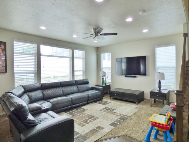 Building Photo - Great 4 Bd 3.5 Bath Townhome