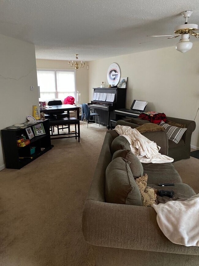 Building Photo - Wonderful 3 bedroom/2.5 bathroom House with 2 Car Garage in Snapfinger!