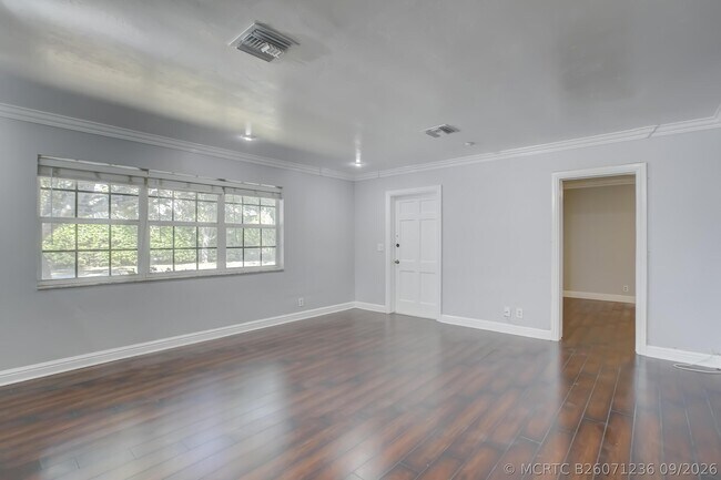 Building Photo - 600 SW 15th St