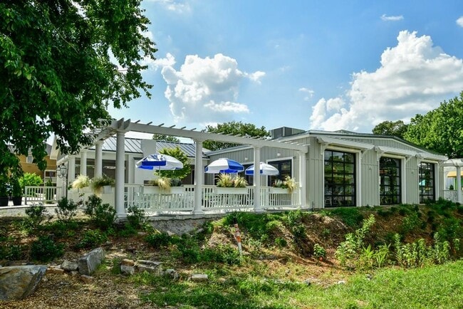 Building Photo - 210 Sampson St NE