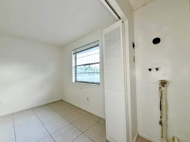 Building Photo - 800 NE 14th St