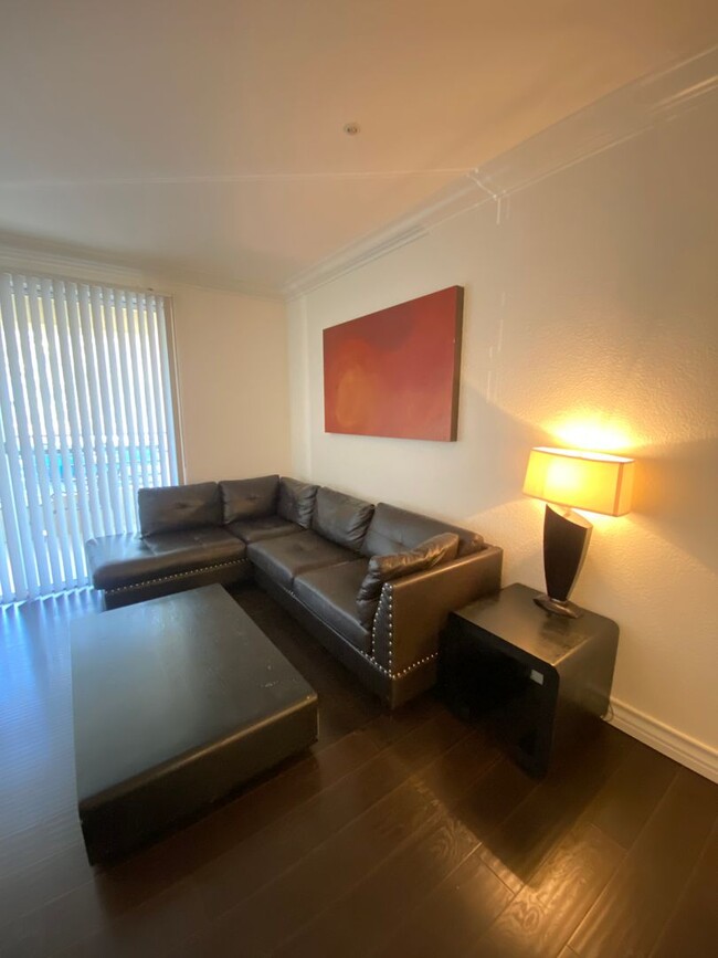 Building Photo - Charming Fully Furnished 1 Bedroom Condo: ...