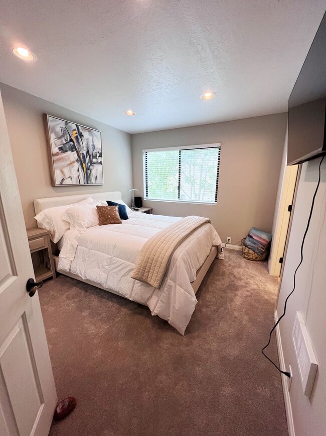 Building Photo - 2 Bed/2.5 Bath Townhome - Beautifully Upgr...