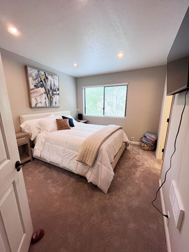 Building Photo - Beautifully Furnished 2 Bed/2.5 Bath Townhome in the Desirable Woodlands of La Jolla