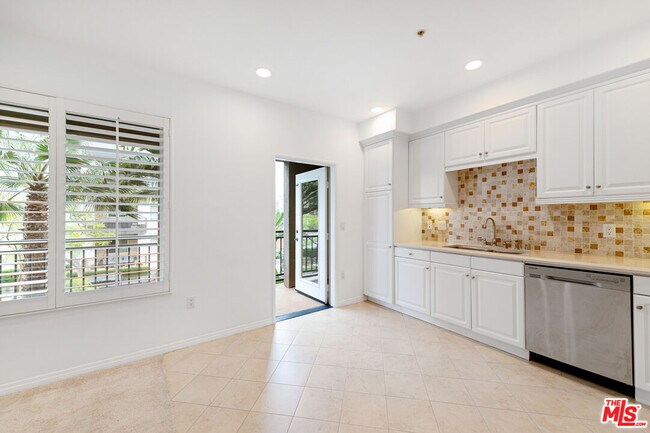Building Photo - 6020 S Seabluff Dr