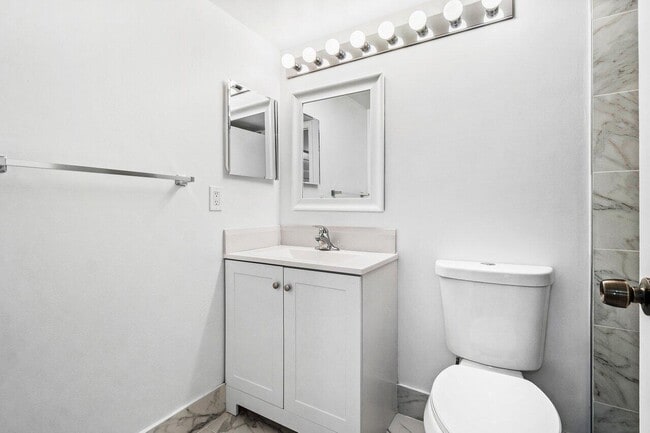 Building Photo - 723 Sunny Pine Way