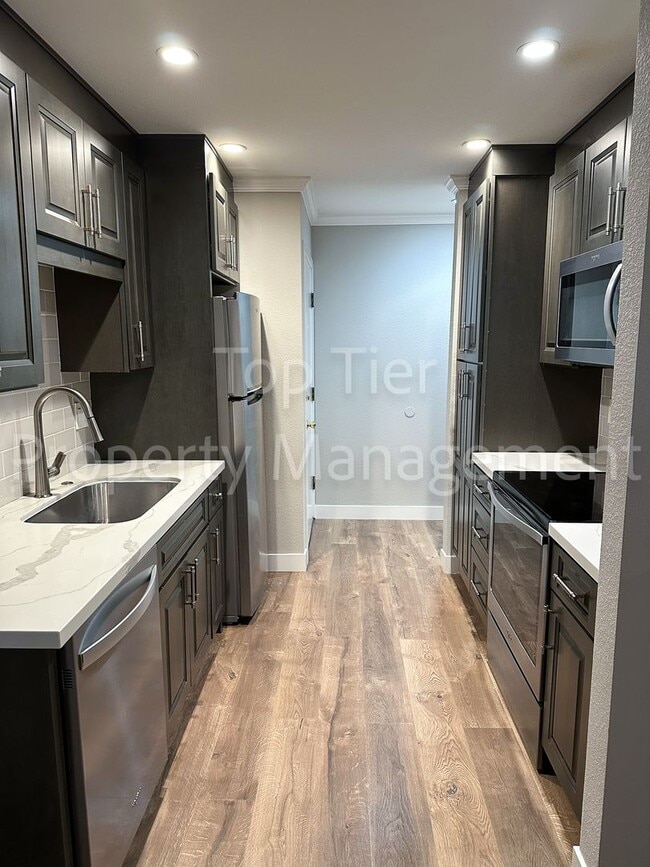 Building Photo - Meticulously renovated 2 Bd/1 Ba, 889 sf, ...