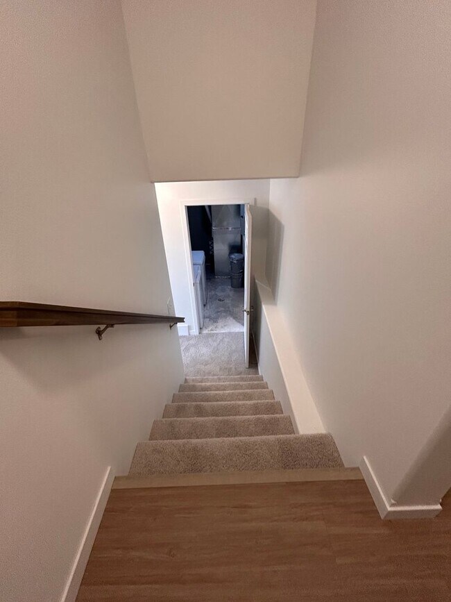 Building Photo - 3 Bed 3 Bath TownHome