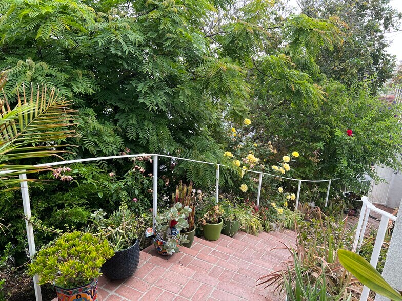 Building Photo - 12 Coach Rd