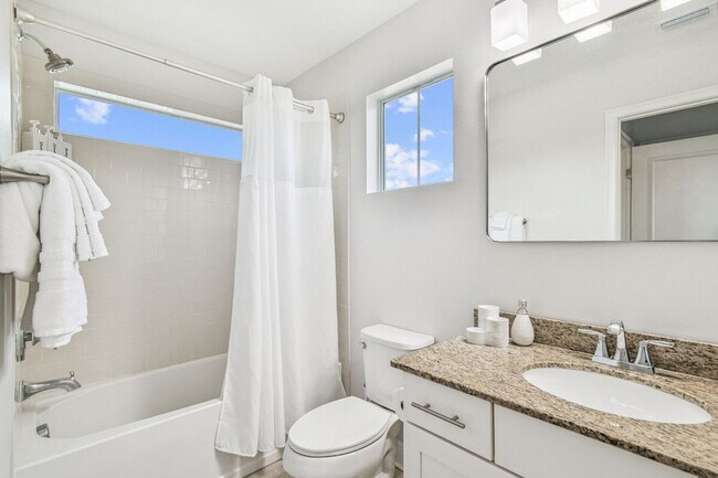 Building Photo - 109 W Hollywood St