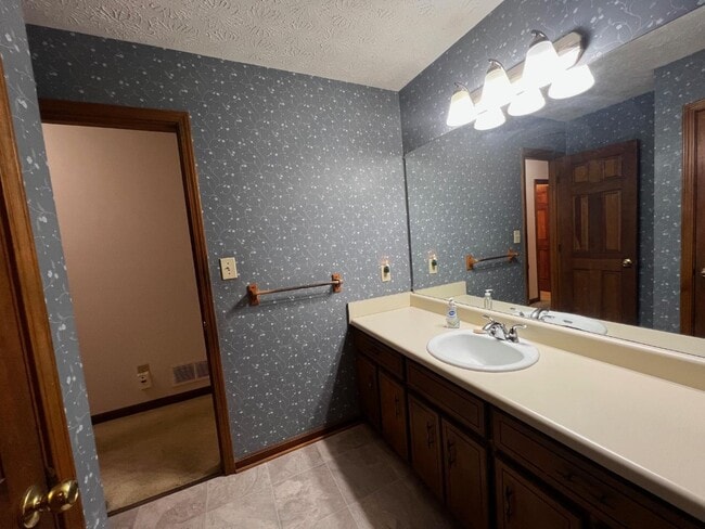 Building Photo - 380 Hidden Valley Dr SE