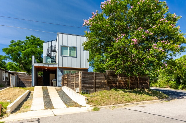 Building Photo - 2014 E 9th St