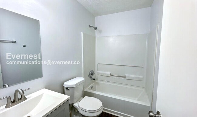 Building Photo - Limited Time Special Offer /3-Bedroom Home with Garage / Pet-Friendly / Available Now!