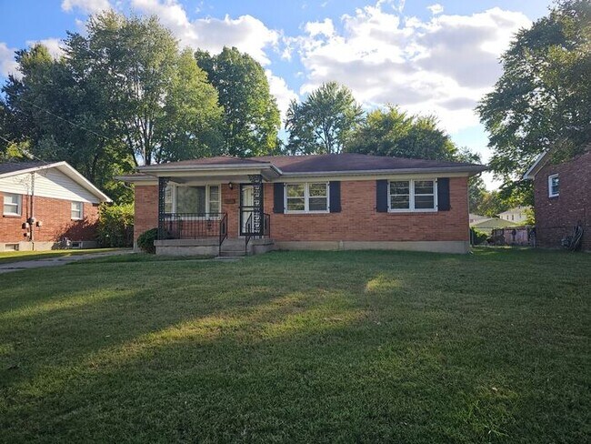 Building Photo - Spacious 3 Bedroom, 1.5 Bath House with Detached Garage