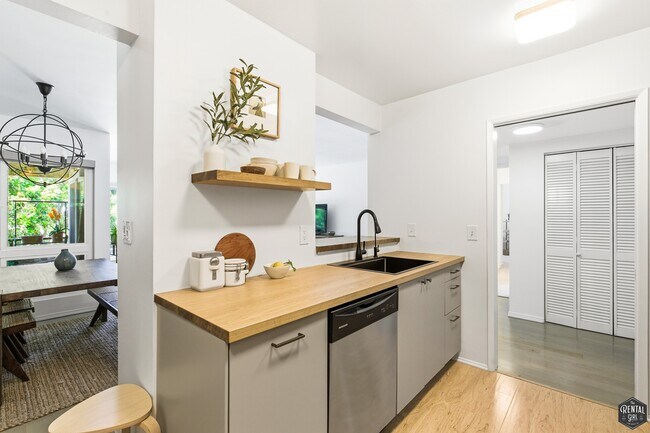 Building Photo - 5625 Green Valley Cir