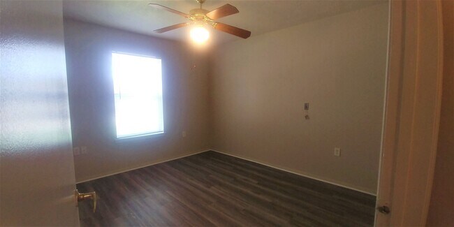 Building Photo - 2 bed, 1 bath Downstairs Apartment Availab...