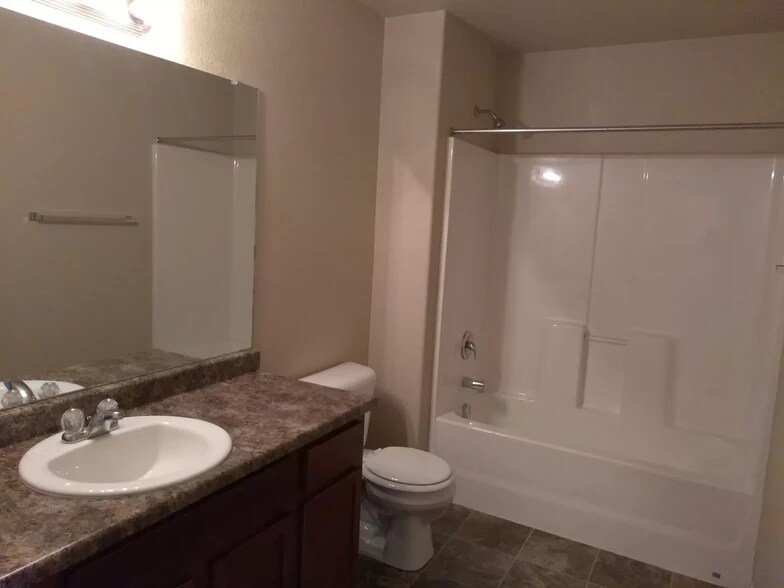 Hall full bath - 3070 Harpy Grove