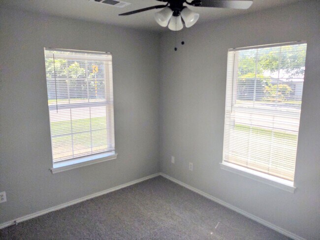 Building Photo - Completely refurbished home walking distan...