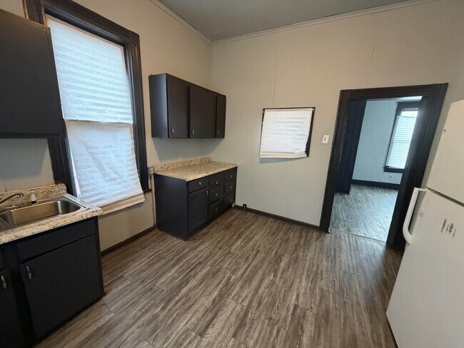 Building Photo - 18 Collett-S