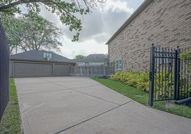 Building Photo - 2108 Lakeway Dr