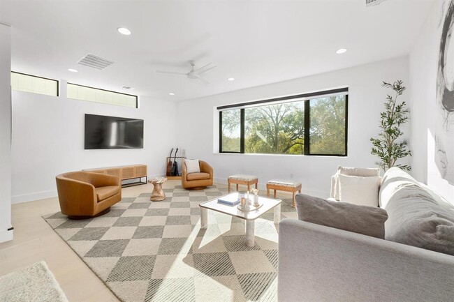 Building Photo - 3406 E 17th St