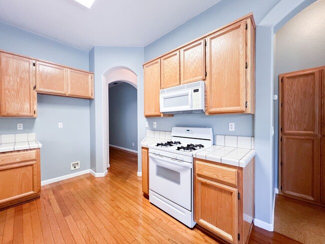 Building Photo - Spacious Single Story 3 Bd, 2 Ba Home in S...