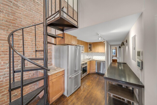 Building Photo - 214 9th St