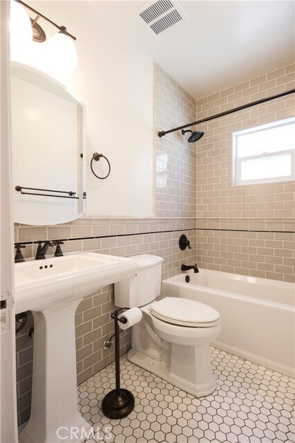 Building Photo - 1040 W Almond Ave