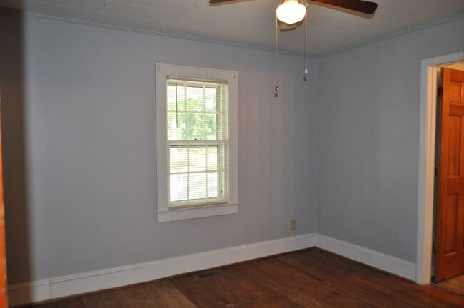 Building Photo - FOR RENT - Terrific location, great price....near everything!