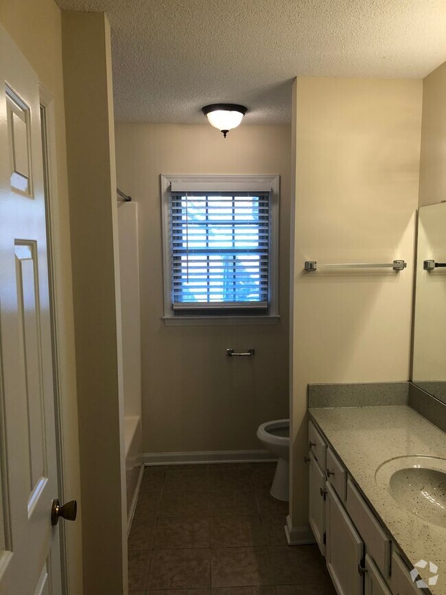 Building Photo - Fully Renovated 3BR w/ Appliances, Firepla...