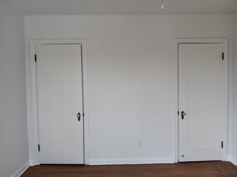 Dual Closet in Bedroom - 4525 Roth Ave