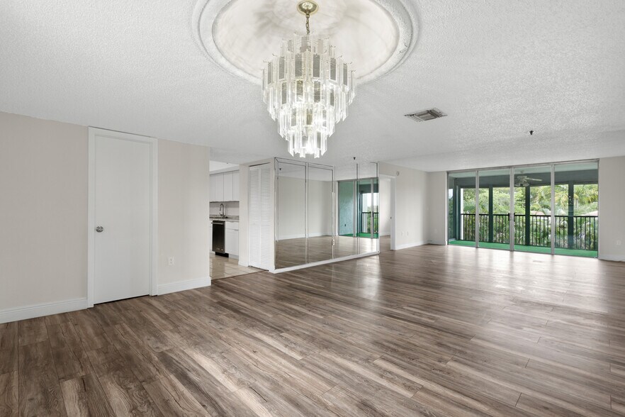 Dining Area & Living Space - 3940 Inverrary Blvd