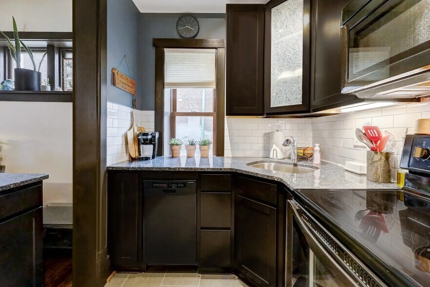 Building Photo - 658 S 26th Ave