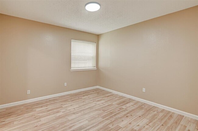 Building Photo - 2302 Brook View Ln