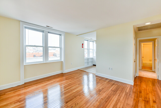 Building Photo - Sun Drenched Top Floor Dupont Circle One B...