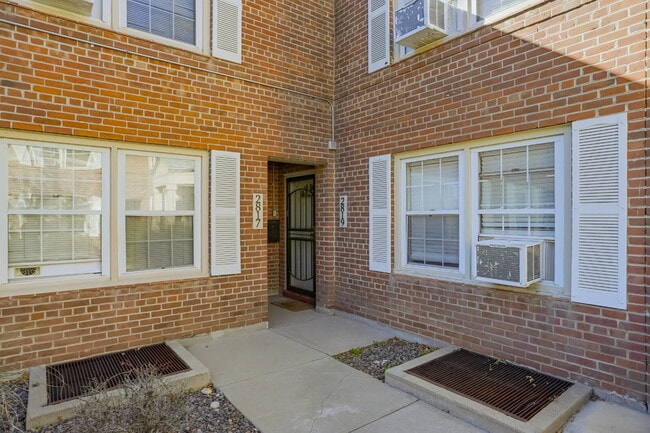 Building Photo - Park Hill 2 Bed Townhome - MOVE IN SPECIAL - Parking Included