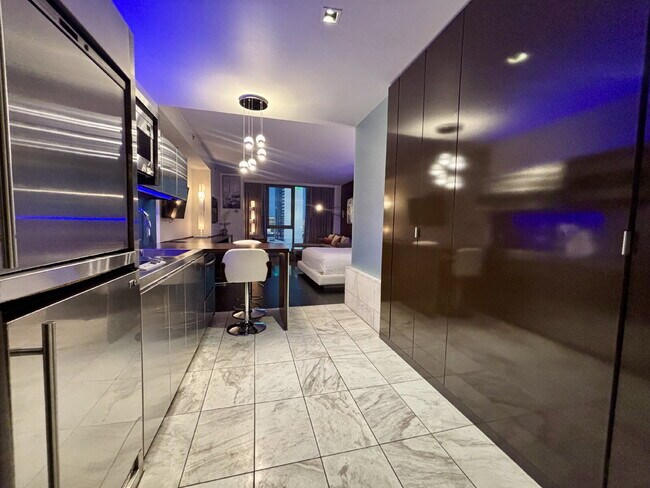 Primary Photo - Palms Place Studio — Skyline Views, 5 Minu...