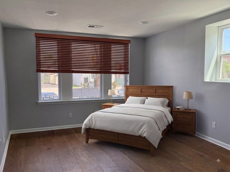 Primary Bedroom - 2214 E York St